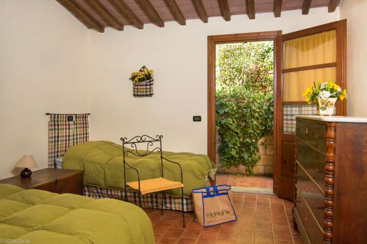 Bildet viser et soverom med to enkeltsenger i feriehuset Villa Vista i Toscana.