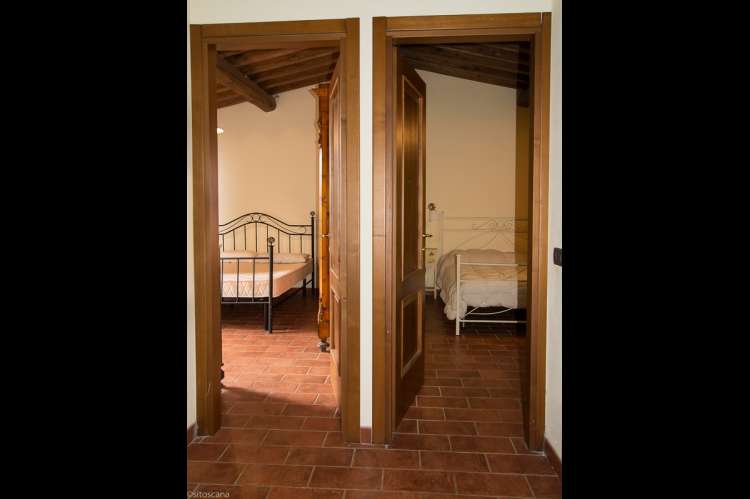 Bildet viser soveromsgang i feriehuset Villa Vista ved landsby i Toscana.