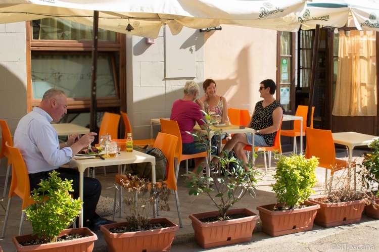 Bildet viser restaurant med uteservering i landsbyen Calci ved Villa Vista.