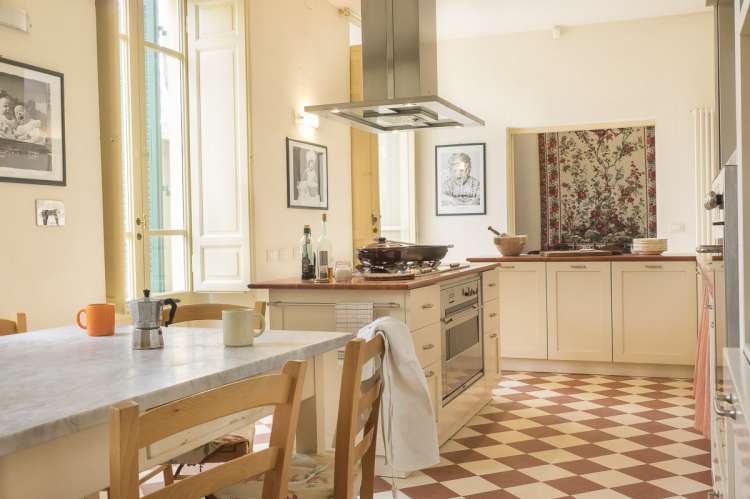 Bildet viser lyst og rommelig kjøkken i feriehus ved Pisa i Toscana. God plass til å lage italiensk mat til familie og venner.