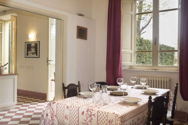 Bildet viser spisestue i stor villa til utleie ved Pisa i Toscana.