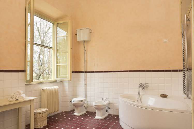 Bildet viser bad med badekar i stort feriehus ved Pisa i Italia.