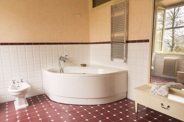 Bildet viser bad i herskapelig villa for grupper på tur i Toscana.