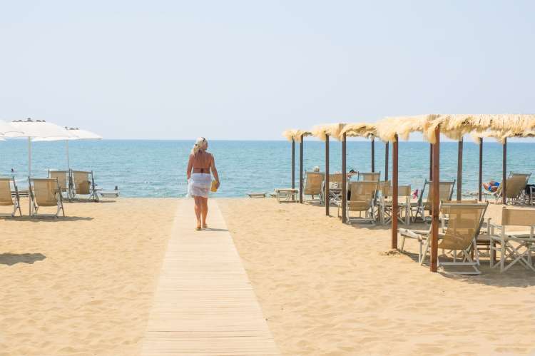 Bildet viser sandstrendene ved kysten i Toscana.