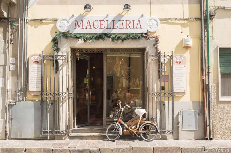 Bildet viser inngangsdør til slakter i landsby i Toscana.