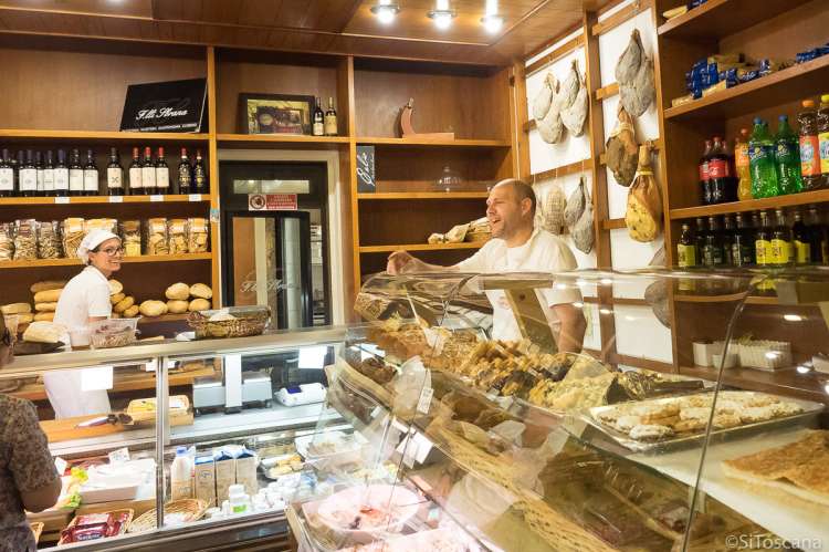 Bildet viser delikatessebutikk ved Pisa i Toscana.