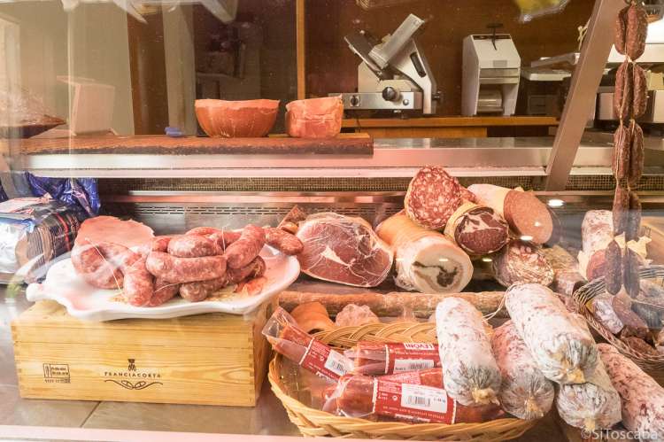 Bildet viser italiensk skinke på lokal matbutikk ved Pisa i Toscana.