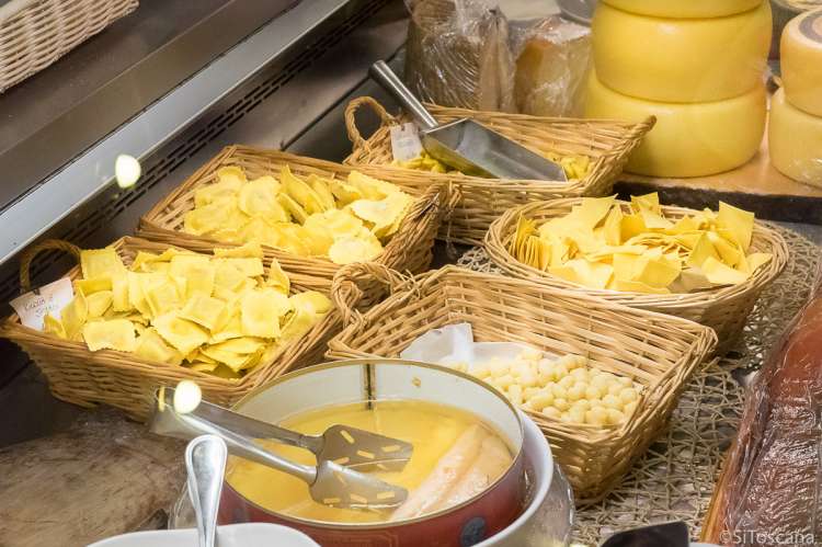 Bildet viser fersk pasta i ferielandsby ved Pisa i Italia.