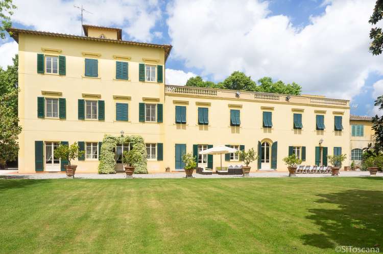 Bildet viser stor villa til utleie ved Pisa i Toscana.