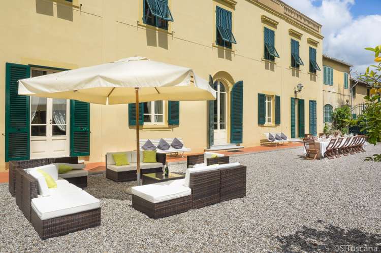 Bildet viser uteplass i toskansk villa ved Pisa i Italia.