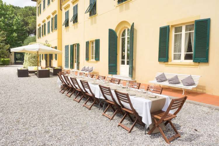 Bildet viser langbord på terrassen til herskapelig villa i Toscana.