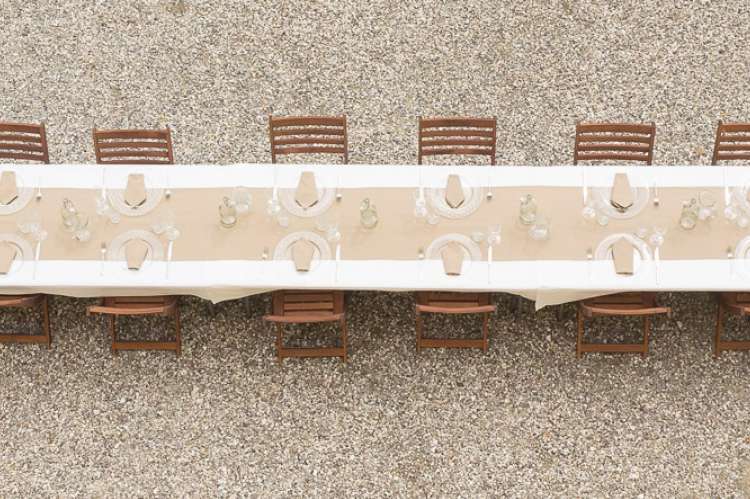 Bildet viser langbord utenfor villa til utleie ved Pisa i Toscana.