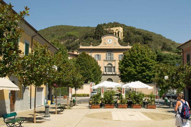 Bildet viser torget i landsby i gangavstand fra stort feriehus i Toscana.