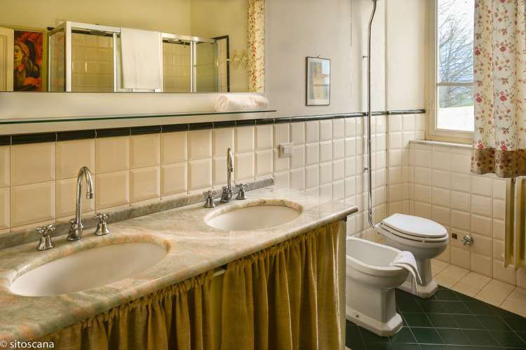 Bildet viser stort familiebad i villa ved Pisa i Toscana.