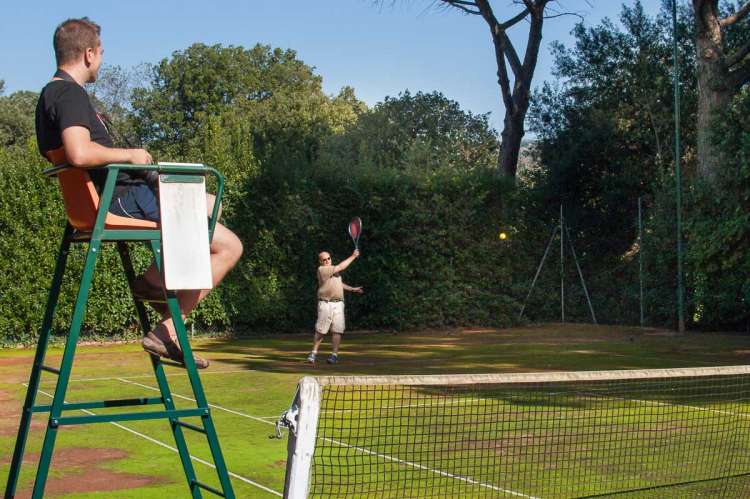 Bildet viser tennisbane utenfor villa i Toscana.