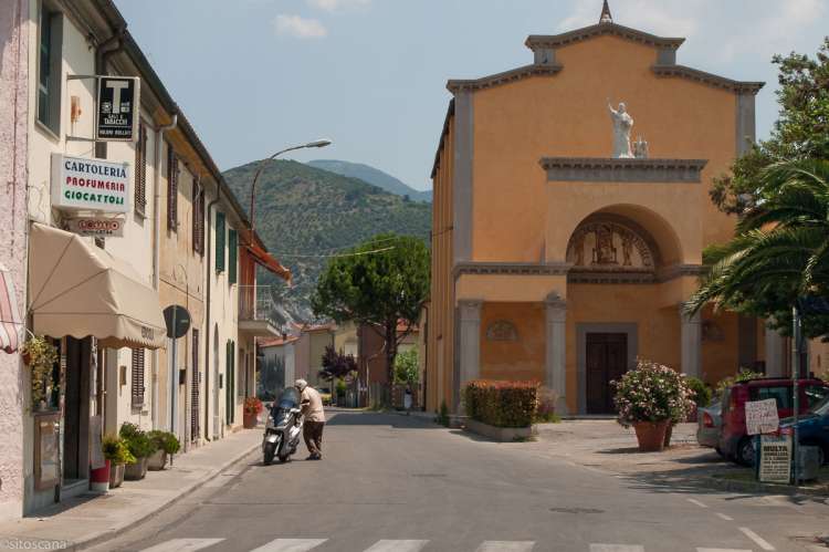 Bildet viser kirke i landsby ved feriehus ved Pisa i Italia.