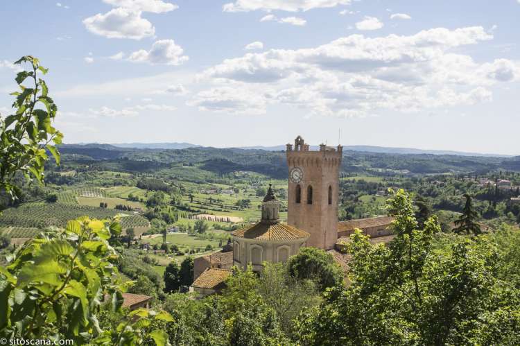 Bildet viser middelalderbyen San Miniato og utsikt utover landskap i Toscana.