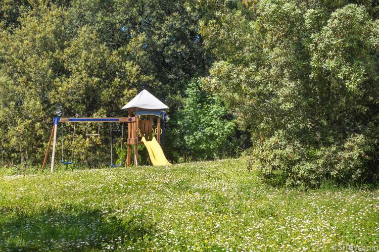 Bildet viser lekeplass utenfor villa til utleie midt mellom Pisa og Firenze i Italia.