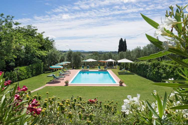 Foto fra bassenget på vingården. Utsikt. Boltreplass for barn og til landskapet i Chianti.