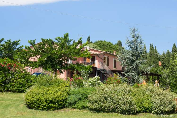 Foto av vingården og huset der man kan leie ferieleiligheter i Chianti, Toscana. Passer for familiegruppe.