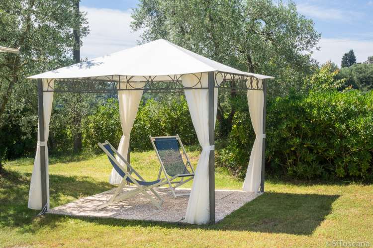 Foto fra uteplass under tak på vingården Terra di Toscana i Chianti.