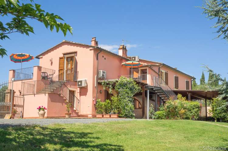 Feriehuset på vingården passer for familiegrupper og barnefamilier. Foto av ferieboligen.