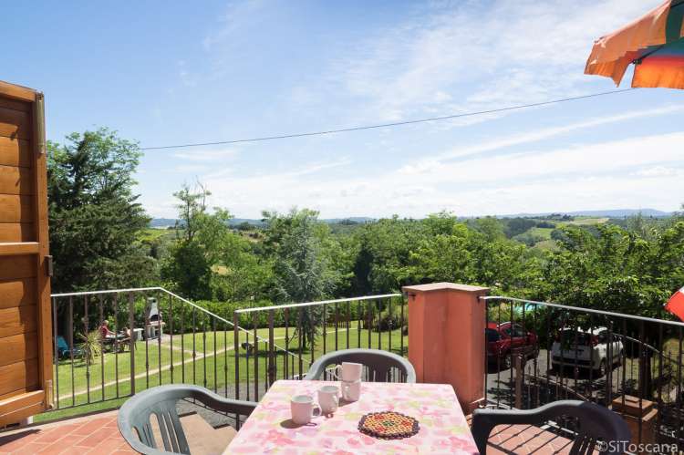 Foto fra terrassen til ferieleiligheten Vinsanto. Utsikt til landskapet i Chianti.