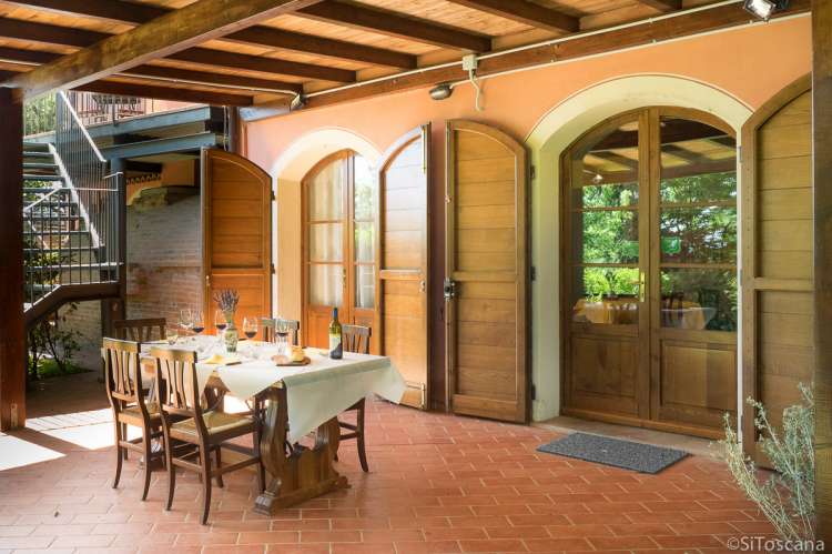 Foto av den store terrassen som egner seg perfekt for grupper, enten familiegruppe eller vennegruppe.