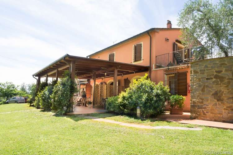 Bilde av feriehuset med den store terrassen. Perfekt for mange personer som vil feriere sammen på vingård i Toscana.