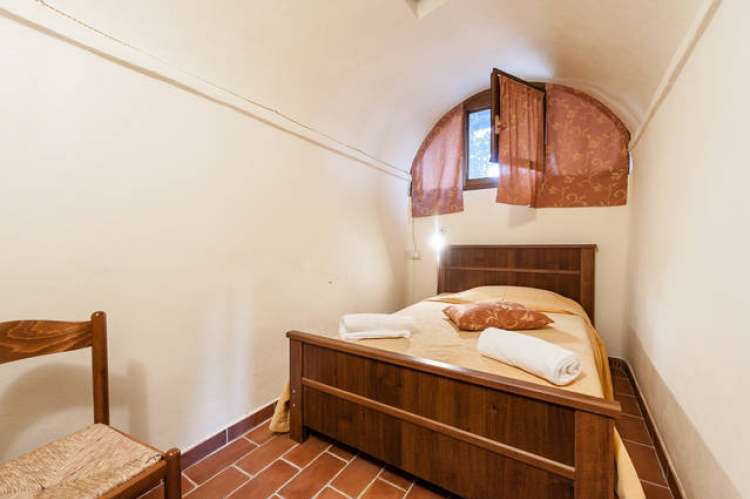 Bildet viser stue sovealkove i ferieleiligheten Roscianello på vingården Terra di Toscana i Chianti.