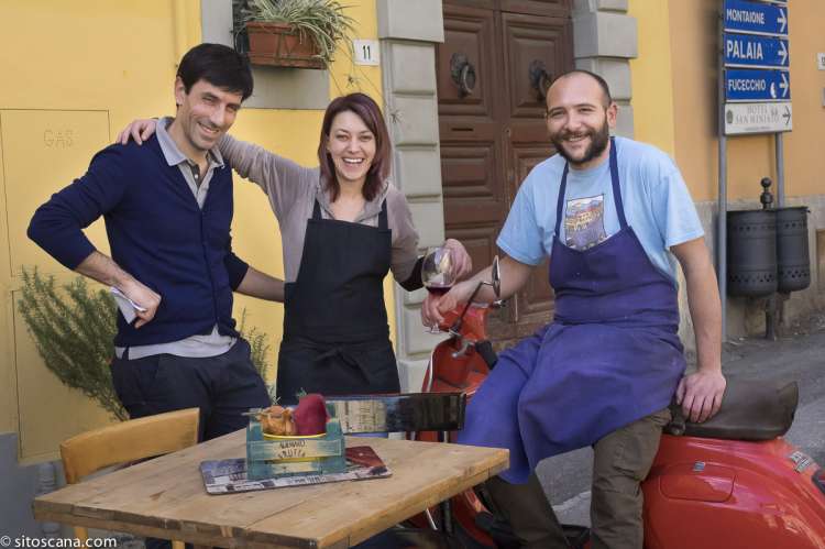På Piazza del Popolo i sentrum av San Miniato (1 km). Et av mange gode spisesteder der. Bildet viser tre ansatte på restaurant i sentrum av middelalderbyen San Miniato, nært olivengården Vivaio.