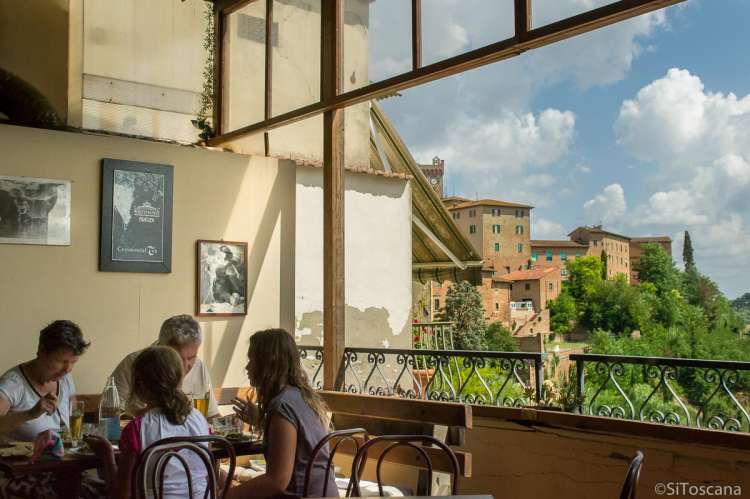 Et av spisestedene i middelalderbyen San Miniato (1 km). Bildet viser folk som spiser på kafè med utsikt mot middelalderbyen San Miniato, midt mellom Pisa og Firenze.