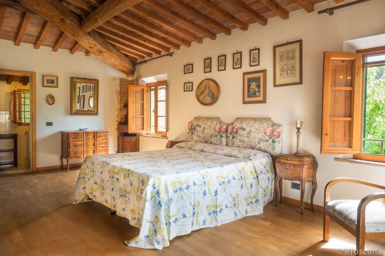 Bildet viser et stort, vakkert soverom med bad på vingården Borgo Etruschi sentralt i Toscana. 