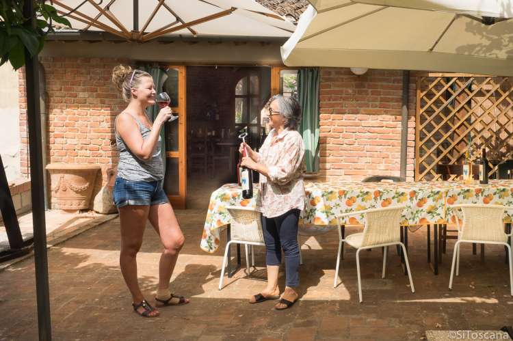 Bildet viser smaking av vin på terrassen som deles av ferieleilighetene i hovedhuset på Borgo Etruschi.