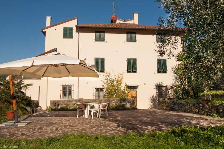 Casa Franca er et rommelig hus med stor terrasse. Feriehuset Casa Franca med fire soverom og stor terrasse og hage i landsby ved Pisa i Toscana. Bilde.