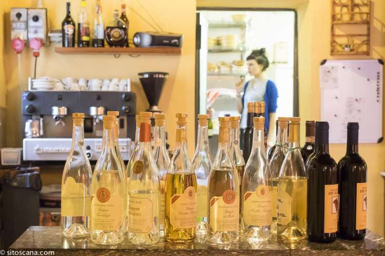 Vin og olivenolje som selges på restauranten i landsbyen. Lokale varer, kortreist mat og drikke.