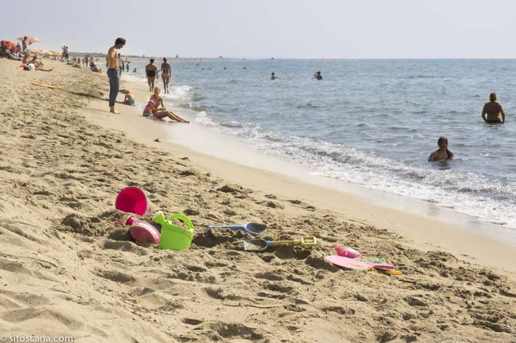 Bildet viser barn på ferie i Toscana som har etterlatt leker på stranda Marina di Vecchiano med kort avstand fra ferieboligen.