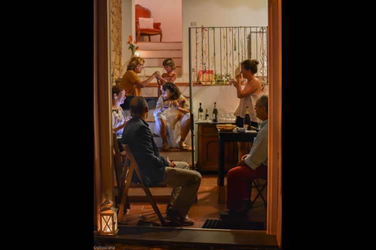 Foto av gjester som leier ferieleiligheten Karine og har døra ut til landsbygata åpen. 