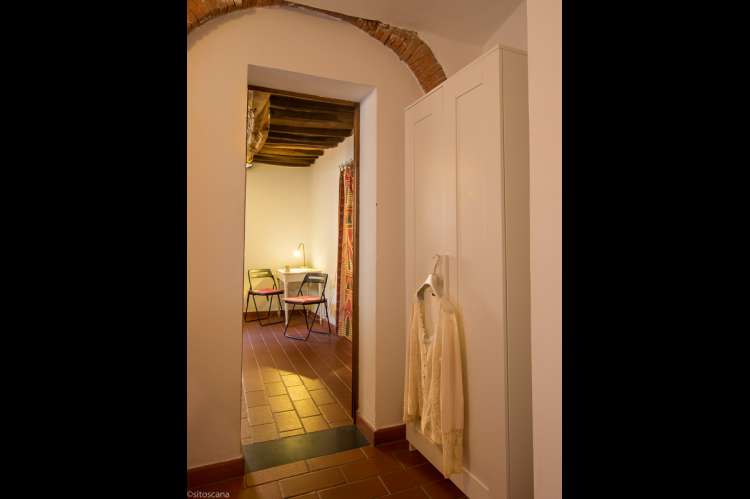 Foto tatt fra soverommet med klesskap til stua. Leiligheten er praktisk for barnefamilier. 