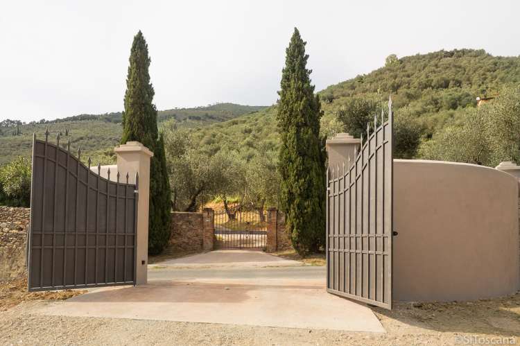 Bildet viser porten til feriehuset Casa Diana i toskansk landsby.