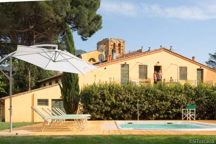 Bildet viser privat svømmebasseng til feriehuset Casa Diana i Toscana ved Pisa og Lucca.