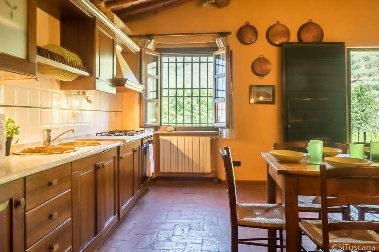 Bildet viser kjøkkenet i det toskanske feriehuset Casa Diana i landsby med privat hage og basseng.