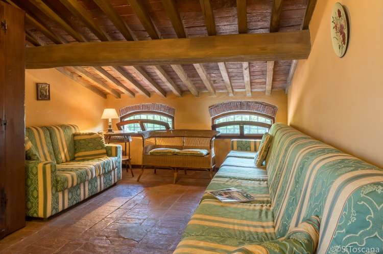 Bildet viser stue med sofaer i ferieboligen Casa Diana i landsby ved Pisa.