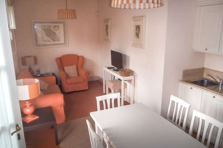 Bildet viser oppholdsrom med kjøkken i ferieleilighet nært Pisa i Toscana.