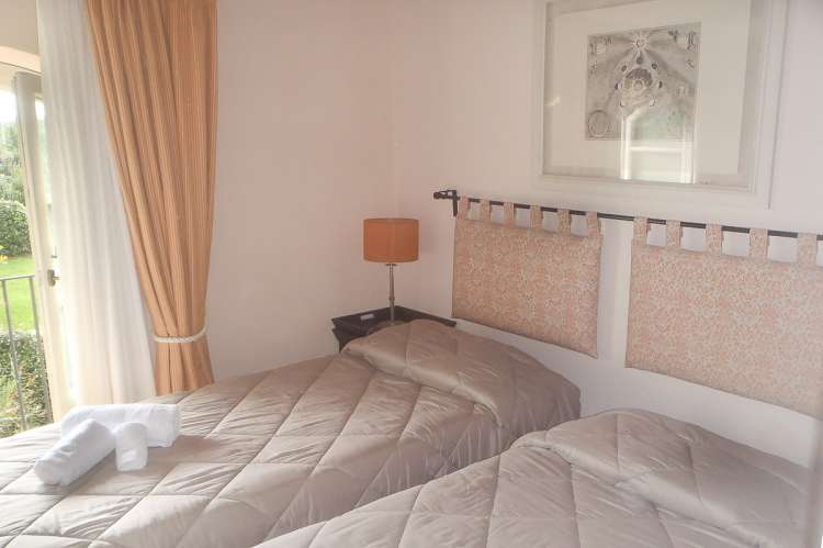 Bildet viser soverom med to enkeltsenger i feriehus nært Pisa og Lucca i Toscana.