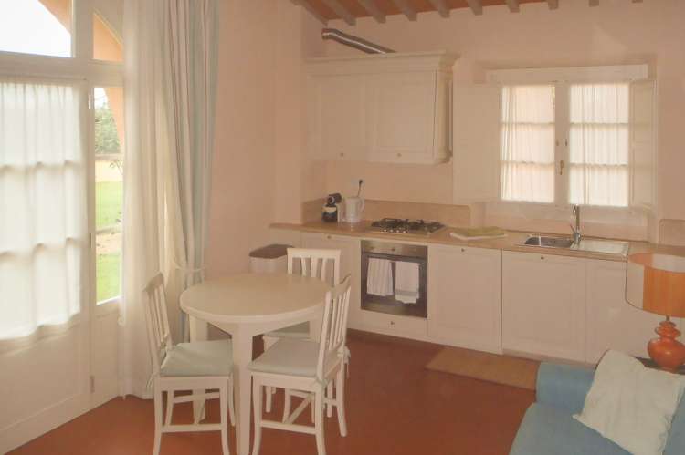 Bildet viser stue med kjøkken i feriebolig nært Lucca i Toscana.