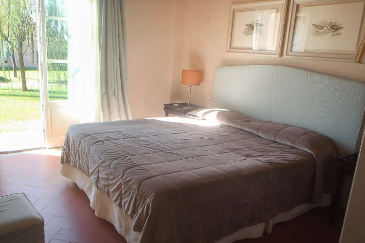 Bildet viser soverom i feriebolig ved lansby i Toscana.