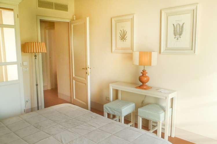 Bildet viser soverom i feriehus ved Pisa i Toscana.