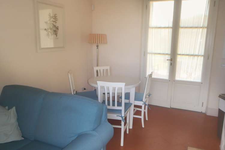 Bildet viser stue med sofa i feriebolig i Toscana.