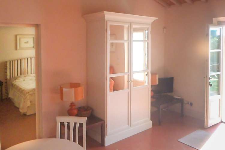 Bildet viser spisebord og stue i feriebolig nært sjøen og landsby ved Pisa i Toscana.